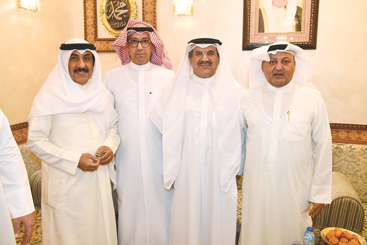 العواش مع عدد من المهنئين﻿