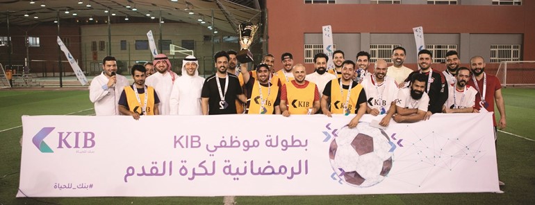 نائب رئيس مجلس الإدارة والرئيس التنفيذي رائد بوخمسين يتوسط الموظفين المشاركين في الدورة﻿