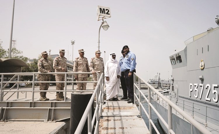الشيخ ناصر صباح الأحمد يتفقد الجاهزية القتالية بحضور الفريق الركن محمد الخضر والفريق الركن عبدالله النواف ﻿
