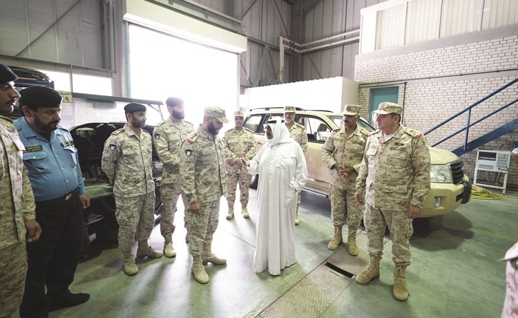 الشيخ ناصر صباح الأحمد متحدثا إلى عدد من ضباط الجيش خلال جولته التفقدية﻿