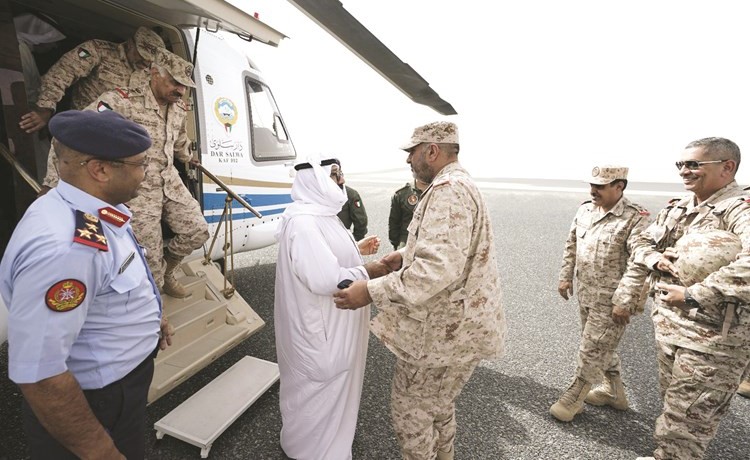 الشيخ ناصر صباح الأحمد لدى وصوله إلى القاعدة البحرية وبرفقته الفريق الركن محمد الخضر والفريق الركن عبدالله النواف﻿