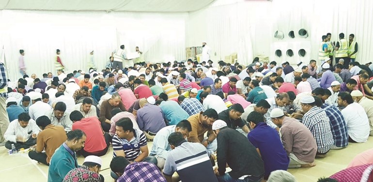 جموع غفيرة في أحد مراكز إفطار الصائم﻿