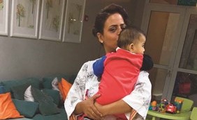لفتة كريمة من الشيخة بيبي راشد الحمود مع أحد أطفال الدار﻿