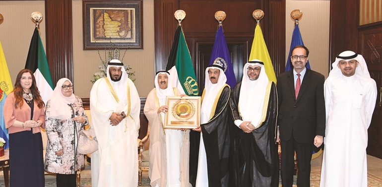 صاحب السمو الأمير مستقبلا سعد الخراز ورئيس وأعضاء جمعية المياه الكويتية﻿