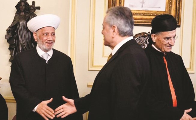 مصافحة بين مفتي لبنان عبد اللطيف دريان والسفير السوري علي عبد الكريم علي خلال التعازي بالبطريرك صفير في بكركي(محمود الطويل)﻿