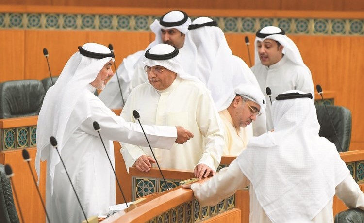 الشيخ خالد الجراح وصالح عاشور خلال الجلسة﻿