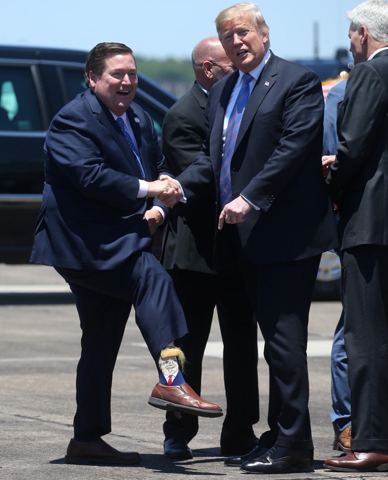 حاكم ولاية لويزيانا يرحب بزيارة الرئيس ترامب بارتداء جوارب تحمل صورته 