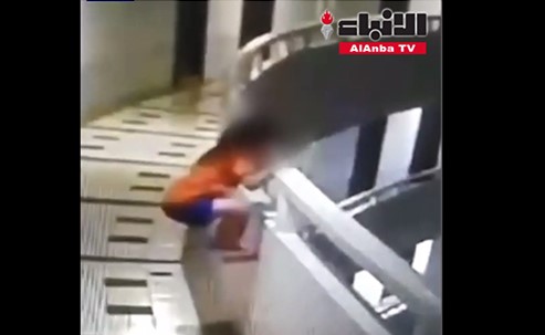 فيديو يرصد لحظة مرعبة.. سقوط طفلة "نائمة" من الطابق الـ11