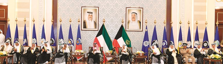 صاحب السمو الأمير الشيخ صباح الأحمد وسمو ولي العهد الشيخ نواف الاحمد والشيخ مشعل الأحمد وسمو الشيخ جابر المبارك والشيخ علي الجراح والشيخ صباح الخالد والشيخ خالد الجراح والشيخ محمد العبدالله والفريق أول متقاعد سليمان الفهد والفريق عصام النهام والشيخ مبارك سالم العلي﻿