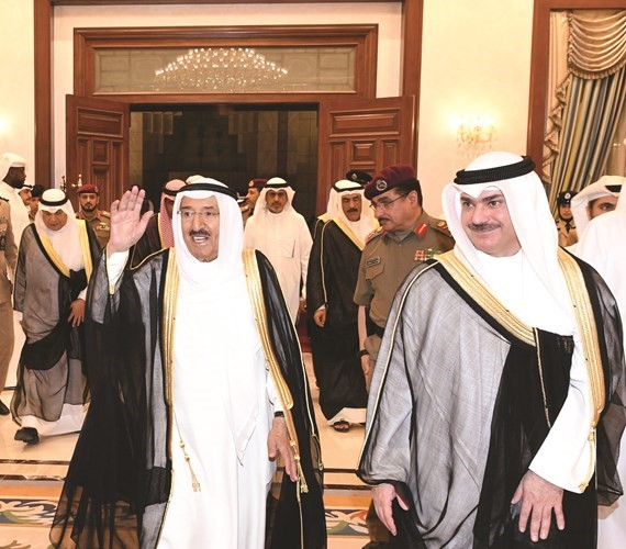 صاحب السمو الأمير الشيخ صباح الأحمد يحيي الحضور لدى وصوله ﻿