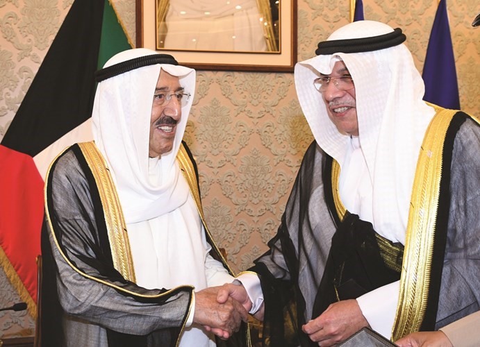 صاحب السمو الأمير مصافحا الشيخ خالد الجراح ﻿