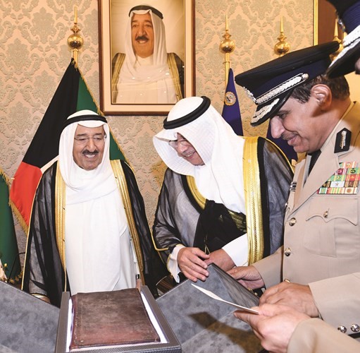 هدية تذكارية لصاحب السمو الأمير من الشيخ خالد الجراح والفريق عصام النهام ﻿