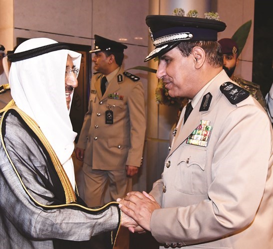 صاحب السمو مصافحا الفريق عصام النهام ﻿