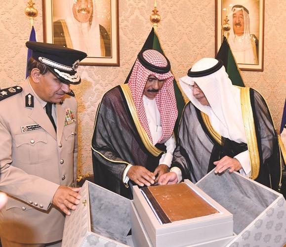  هدية تذكارية لسمو ولي العهد الشيخ نواف الأحمد ﻿