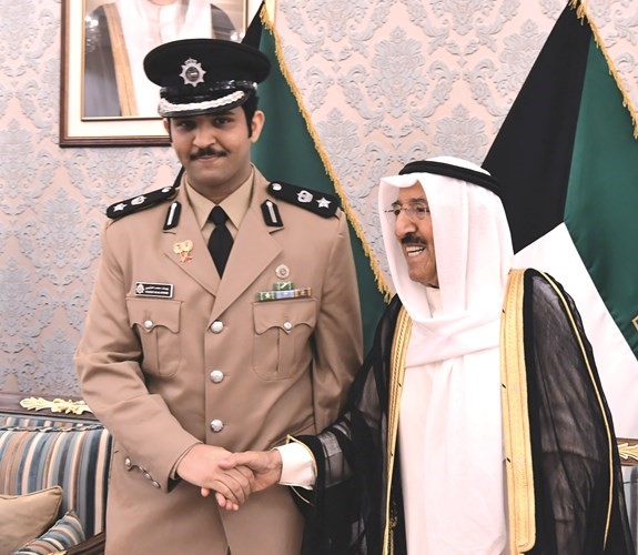  صاحب السمو مصافحا المقدم يوسف محمد العتيبي﻿