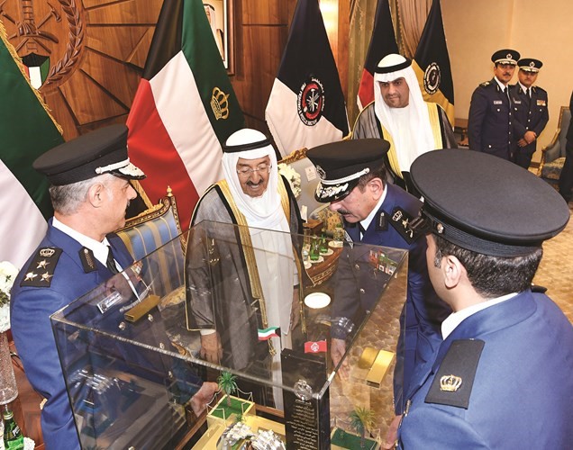 صاحب السمو الأمير يتسلم هدية تذكارية من الفريق خالد المكراد﻿