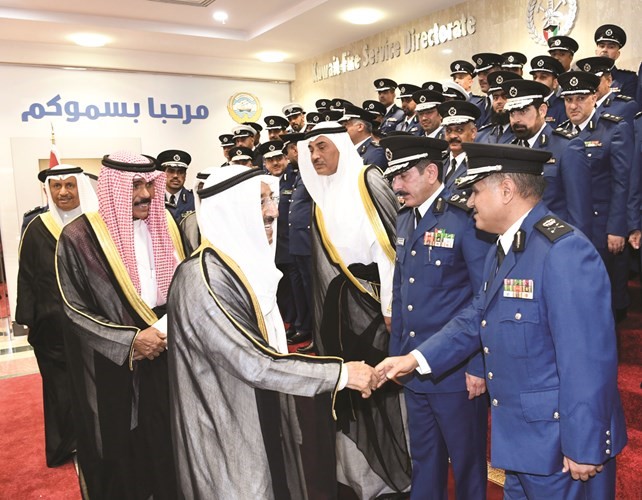 صاحب السمو الأمير مصافحا قيادات الإطفاء بحضور سمو ولي العهد وسمو الشيخ جابر المبارك ﻿