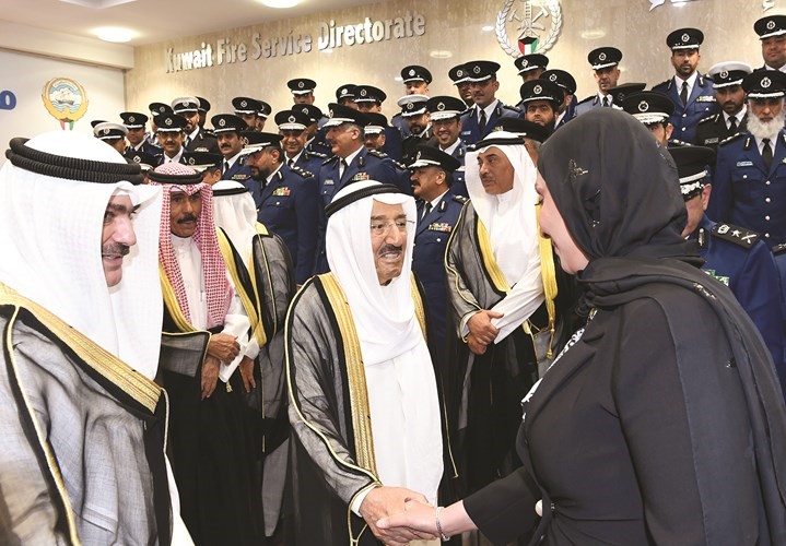 صاحب السمو الأمير مصافحا إحدى الحاضرات ﻿