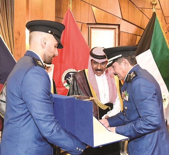 هدية تذكارية لسمو ولي العهد الشيخ نواف الأحمد ﻿