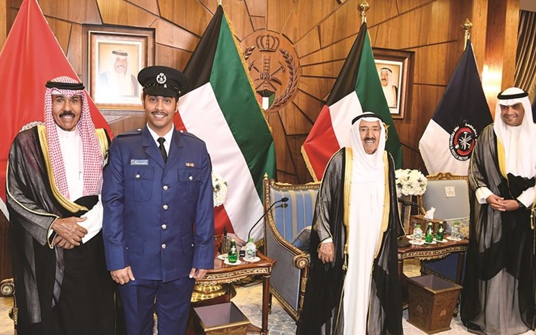 صاحب السمو الأمير الشيخ صباح الأحمد﻿﻿وسمو ولي العهد الشيخ نواف الأحمد مع رقيب أول إطفاء نايف فالح المطيري﻿
