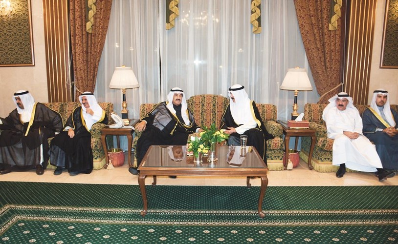 سمو الشيخ ناصر المحمد والشيخ خالد البدر والشيخ صباح ناصر المحمد ومحمد شرار يهنئون الشيخ محمد الخالد ﻿