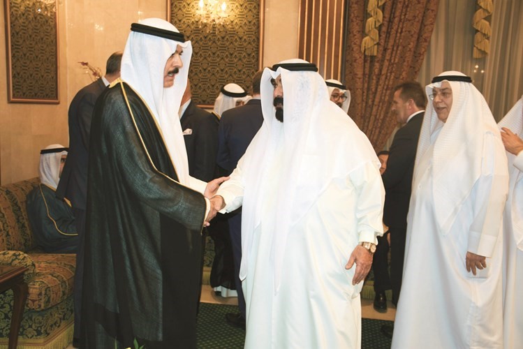 الشيخ أحمد الخليفة يقدم التهاني ﻿