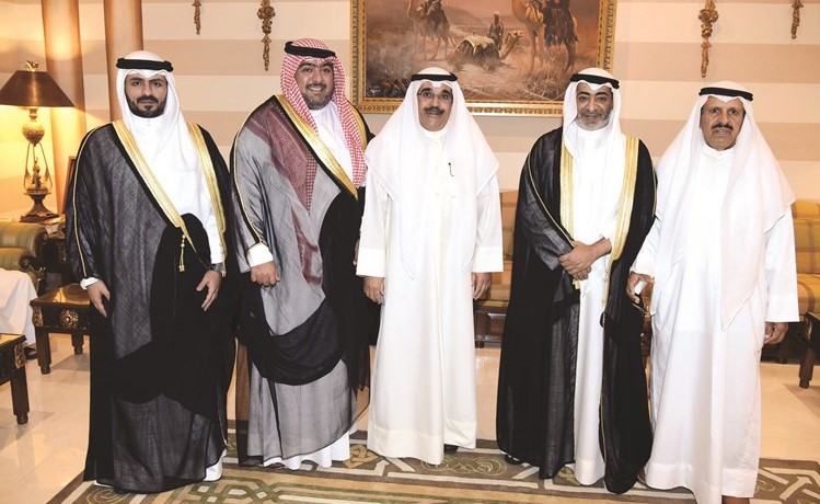 الشيخ ثامر العلي والشيخ عبدالله السالم الصباح والشيخ صباح البدر يباركون للشيخ دعيج الخليفة وفيصل المالك- (أحمد علي) ﻿