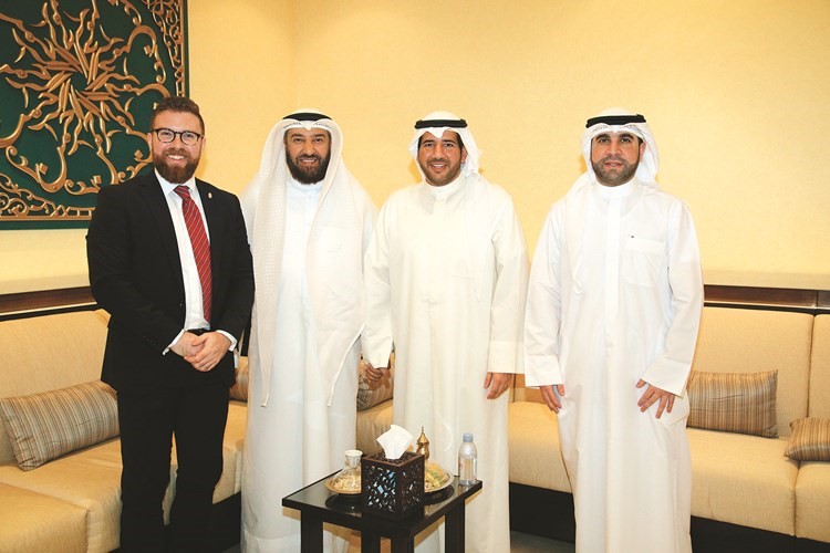 د. علي العمير يقدم التهاني﻿
