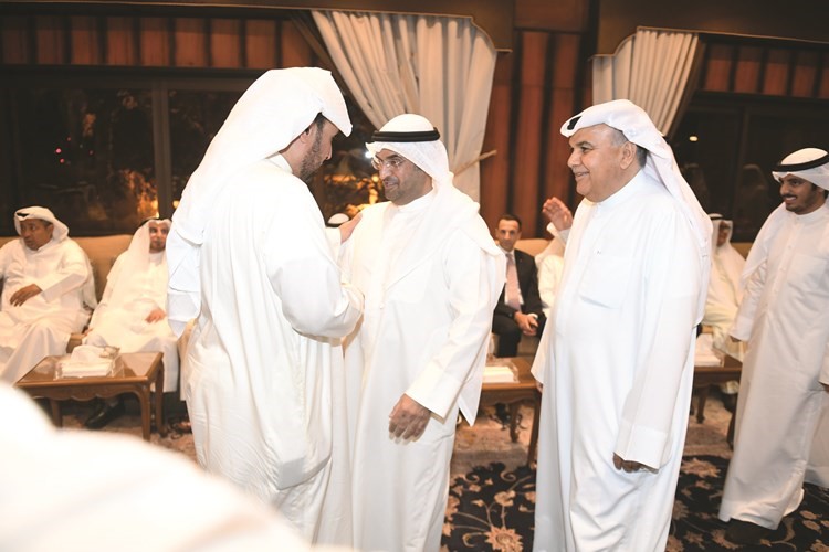 د.نايف الحجرف وحسين عبدالرحمن يهنئان﻿