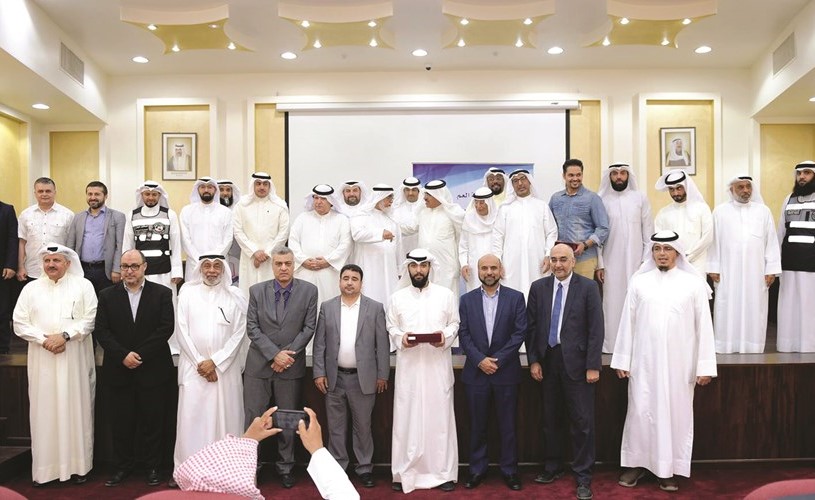 خالد الصالح ود.عبدالمحسن الخرافي ود.عصام الفليج مع الفرق التطوعية الرجالية في لقطة جماعية﻿