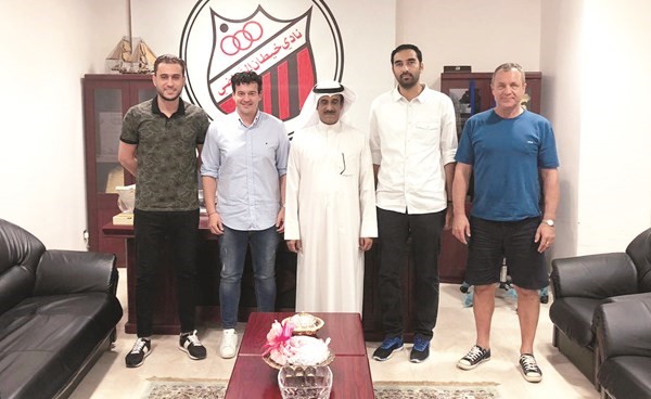 عبدالله مزعل يتوسط كامبيلو وجهازه المساعد﻿