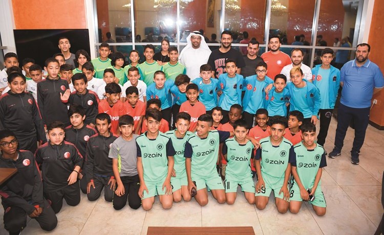 طلال الرشدان يتوسط الوفود والفرق المشاركة ﻿