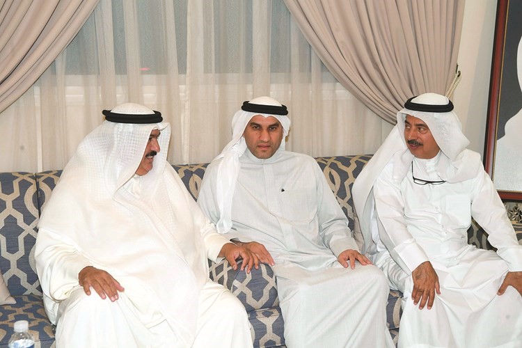 عبدالله الكندري متوسطا د. حمود المضف ود. علي المضف﻿