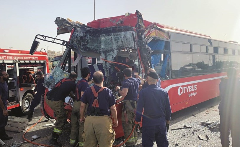 رجال الإنقاذ يحاولون استخراج جثة السائق﻿