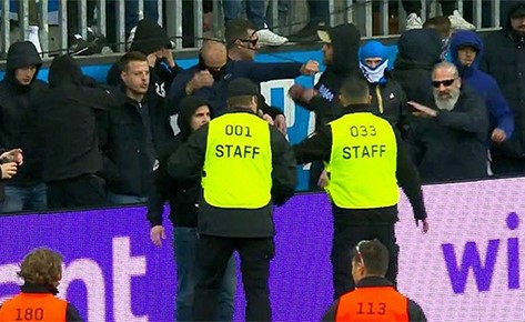 بالفيديو.. عقوبة غريبة من مشجعين بحق لاعبي فريقهم