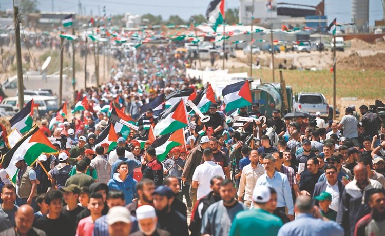 فلسطينيون يرفعون الاعلام الوطنية خلال مسيرة حاشدة في غزة احياء للذكرى 71 للنكبة أمس-(أ.ف.پ)﻿