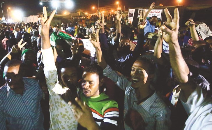 المتظاهرون يحتفلون بعد اتفاق بين المعارضة والمجلس العسكري في الخرطوم امس (أ.ف.پ)﻿