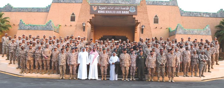 الشيخ ناصر صباح الأحمد والشيخ علي الخالد والفريق الركن محمد الخضر واللواء الشيخ خالد الصالح والشيخ حمد المالك مع عدد من كبار الضباط وقواتنا المشاركين بعملية إعادة الأمل﻿