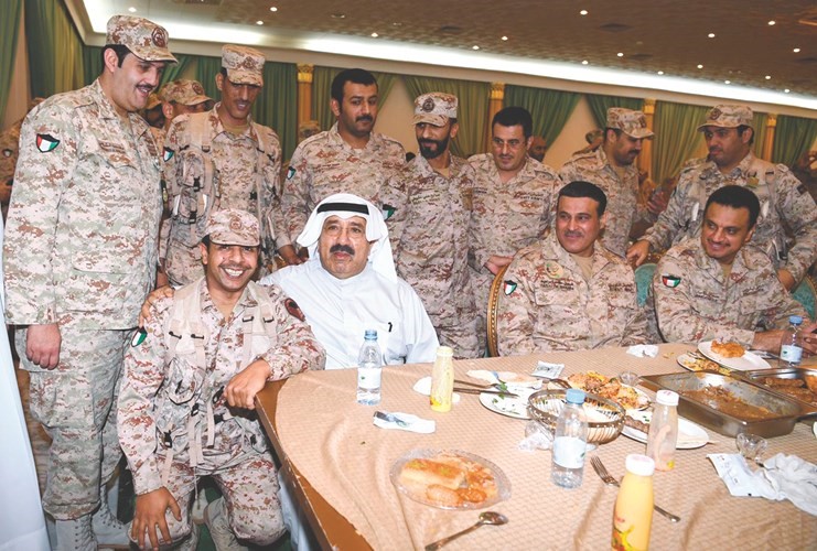 الشيخ ناصر صباح الأحمد على مأدبة الإفطار مع عدد من أبنائه الضباط المشاركين في إعادة الأمل﻿