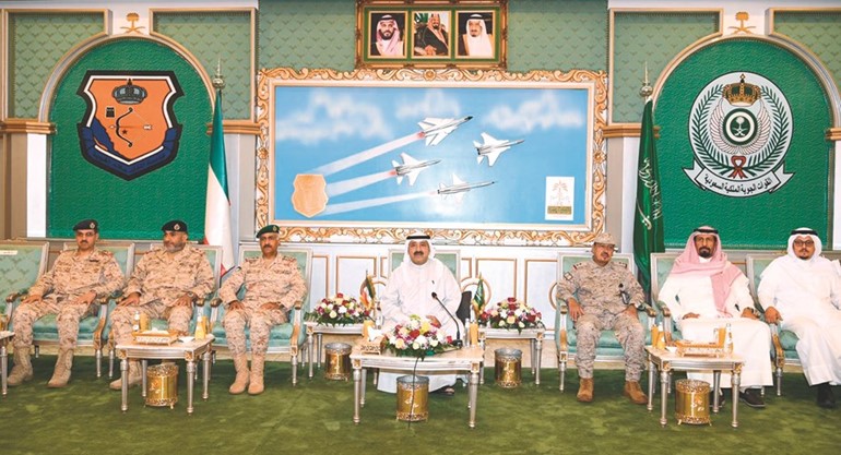 الشيخ ناصر صباح الأحمد ملقيا كلمته بحضور الشيخ علي الخالد والفريق الركن محمد الخضر ﻿﻿واللواء الشيخ خالد الصالح والشيخ حمد المالك ﻿