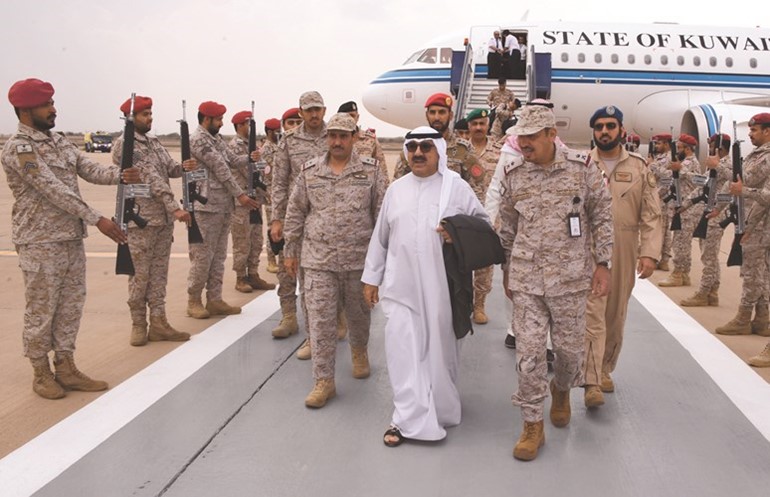 الشيخ ناصر صباح الأحمد لدى وصوله إلى منطقة خميس مشيط وفي استقباله اللواء الركن عبدالله القفاري واللواء الركن بندر الجبل ﻿