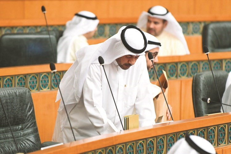علي الدقباسي خلال الجلسة﻿