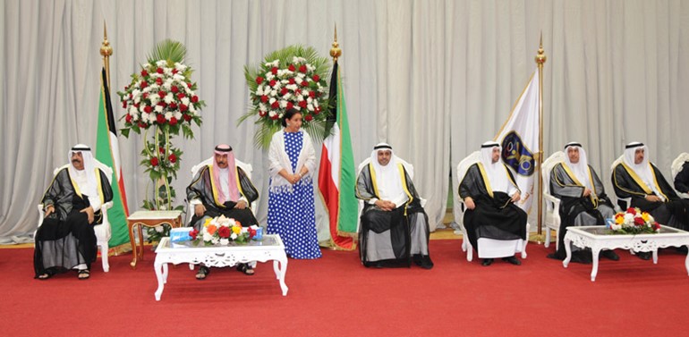 سمو ولي العهد يرافقه نائب رئيس الحرس الوطني خلال زيارة النادي الكويتي الرياضي للمعاقين