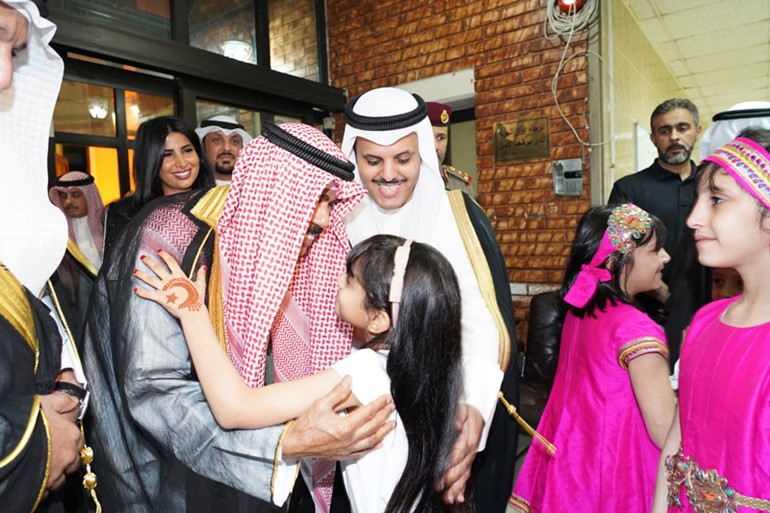 سمو ولي العهد خلال زيارة جمعية المكفوفين الكويتية