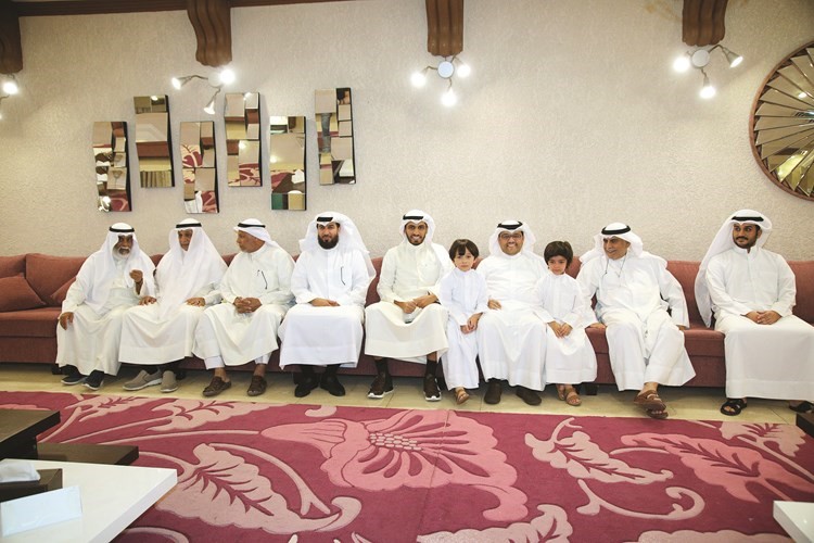 مشعل الشرف مع عدد من المهنئين ﻿