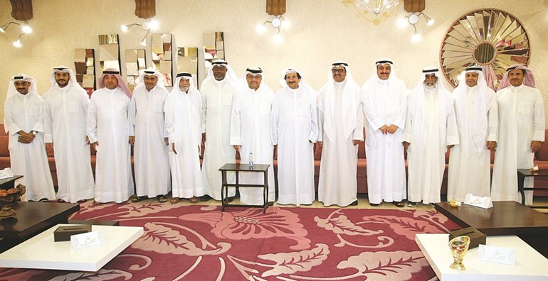 مشعل الشرف متوسطا جانبا من المهنئين﻿