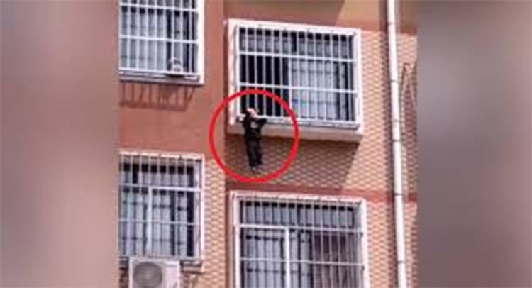 بالفيديو.. رجل شجاع ينقذ طفلا حشر رأسه بنافذة