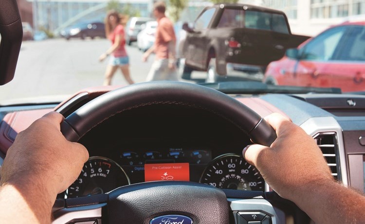 تقنية مساعد ما قبل الاصطدام من فورد تساعد السائقين في القيادة بأمان على الطرق المزدحمة