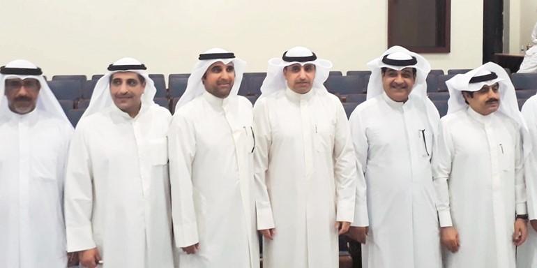 رشيد العنزي رئيس اتحاد السلة متوسطا أعضاء الجمعية العمومية﻿