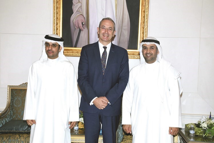 السفير البريطاني مهنئا﻿